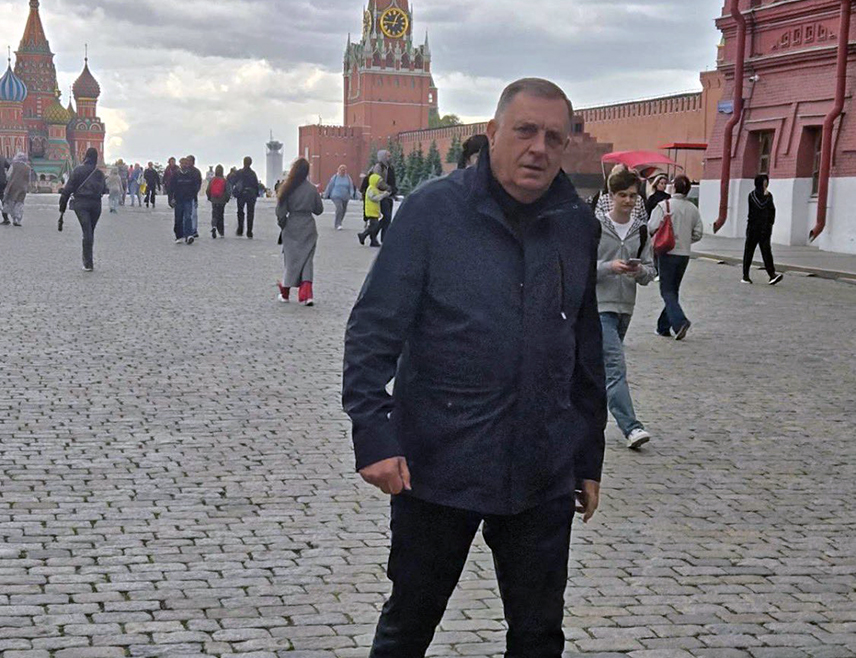 МОСКВА, 26. МАЈА /СРНА/ - Предсједник СНСД-а Милорад Додик, који је допутовао у Москву, саопштио је да делегацију Српске очекује важан састанак.