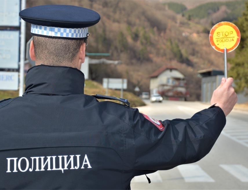 БАЊАЛУКА, 26. МАЈА /СРНА/ - Министарство унутрашњих послова /МУП/ Републике Српске напомиње да сутра ступа на снагу нови Закон о измјенама и допунама Закона о основама безбједности саобраћаја на путевима у БиХ којим су, између осталог, знатно повећане казне за кориштење мобилног телефона приликом вожње и невезање појаса.