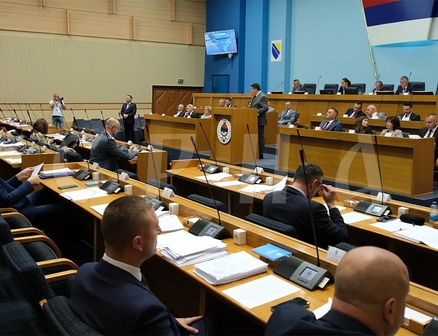 BANJA LUKA, MAY 26 /SRNA/ - Republika Srpska National Assembly Speaker Nenad Stevandić assessed that it was extremely important that the parliament adopted the Declaration on the Closure of the Office of the High Representative /OHR/, which, he added, once again demonstrates that Christian Schmidt is absolutely irrelevant to Republika Srpska.
