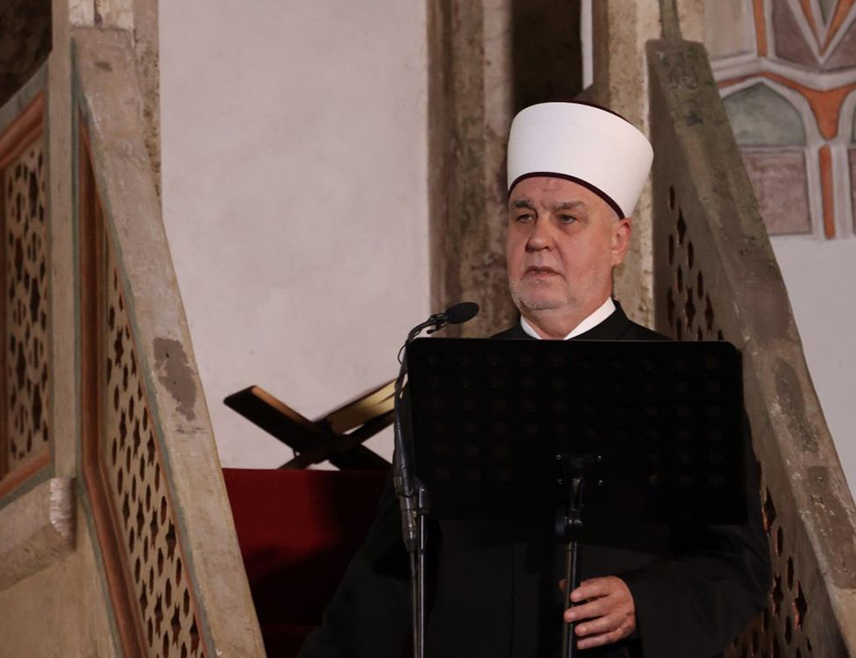 САРАЈЕВО, 27. МАЈА /СРНА/ - Поглавар Исламске заједнице у БиХ Хусеин Кавазовић јутрос је у Гази Хусрев-беговој џамији у Сарајеву предводио централну свечаност поводом Курбан-бајрама.