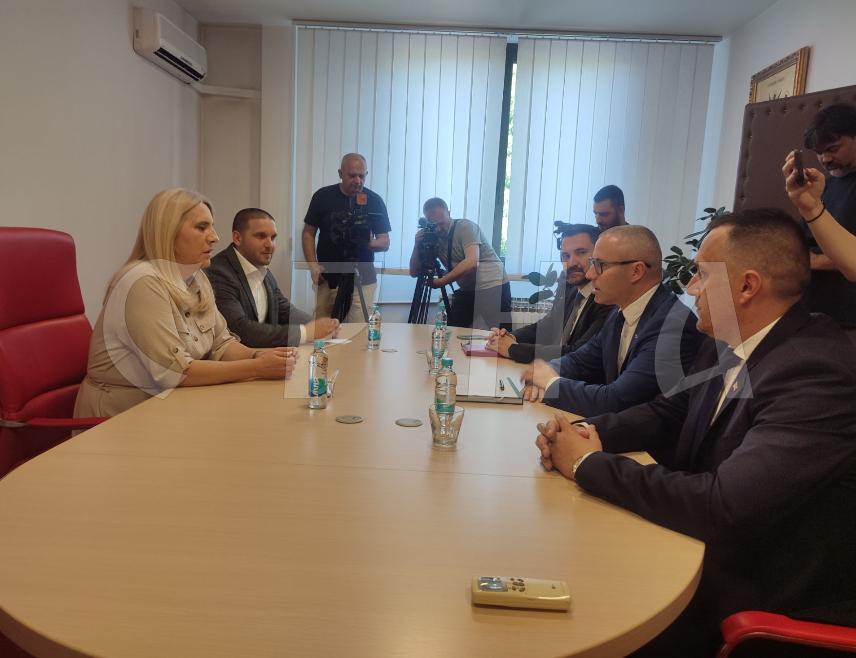 ПРЊАВОР, 27. МАЈА /СРНА/ - У Градској управи Прњавор почео је састанак српског члана Предсједништва БиХ Жељке Цвијановић и министра за европске интеграције и међународну сарадњу Републике Српске Златана Клокића са руководством града.