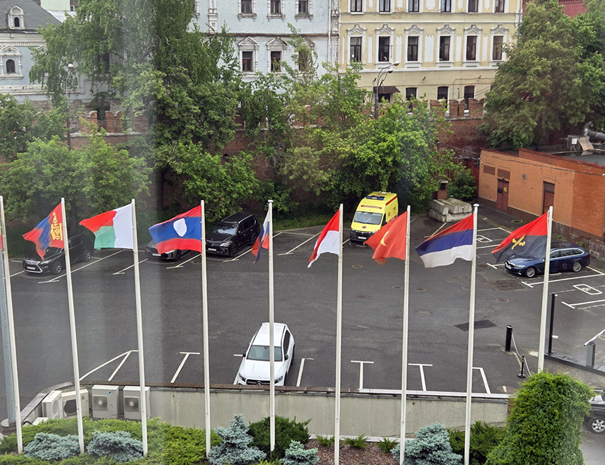МОСКВА, 27. МАЈА /СРНА/ - Предсједник СНСД-а Милорад Додик, који борави у Москви, истакао је да поштује заставе свих народа и држава, али да вјерује да од српске и руске тробојке нема љепших застава, јер под њима стоје народи који знају шта значе слобода, жртва и понос.