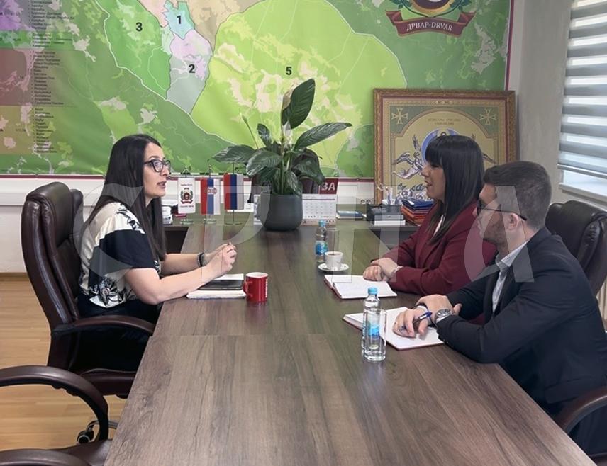 ДРВАР, 27. МАЈА /СРНА/ – Центар Владе Републике Српске за једнакост и равноправност полова активно ради на подршци женама у свим локалним заједницама, са посебним нагласком на општине у Федерацији БиХ /ФБиХ/ са већинским српским становништвом, изјавила је вршилац дужности директора Центра Маја Векић, која је данас у Дрвару разговарала са начелником ове локалне заједнице Душицом Рунић.