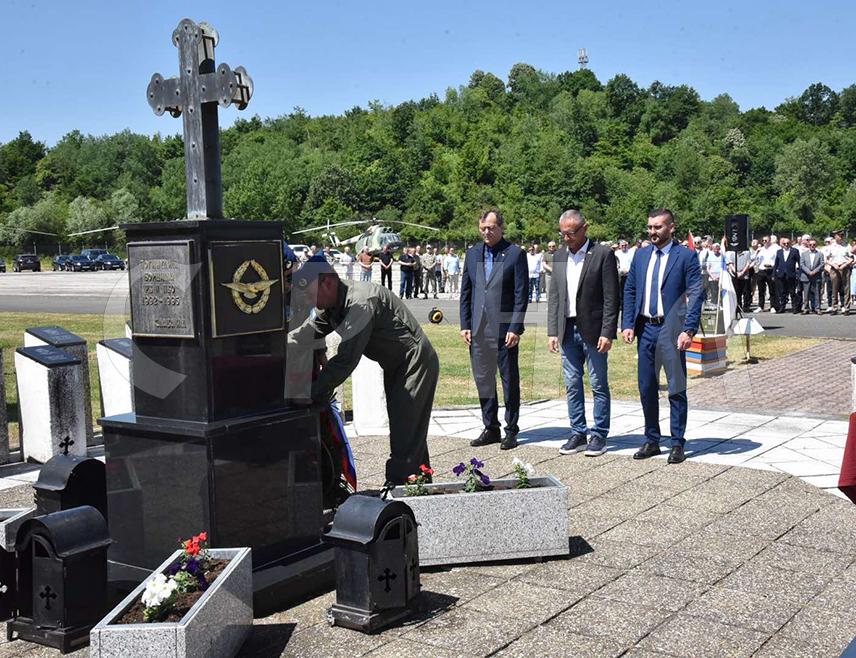 БАЊАЛУКА, 27. МАЈА /СРНА/ - Министар рада и борачко-инвалидске заштите Републике Српске Радан Остојић истакао је данас да су припадници Ваздухопловства и противваздушне одбране Војске Републике Српске својим животима и дијеловима тијела исцртали границе Српске.
