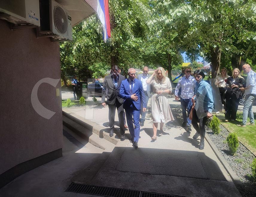 ПРЊАВОР, 27. МАЈА /СРНА/ - Градоначелник Прњавора Дарко Томаш изјавио је данас да је ова локална заједница у протеклих 10 година имала инвестиције веће од 40 милиона КМ, од чега је више од 80 одсто обезбијеђено уз подршку републичких институција.
