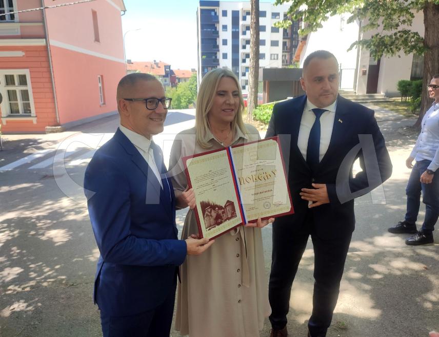 PRNJAVOR, MAY 27 /SRNA/ – Serb BiH Presidency member Željka Cvijanović was today awarded the Charter of Honorary Citizen with the Golden Coat of Arms of Prnjavor City.