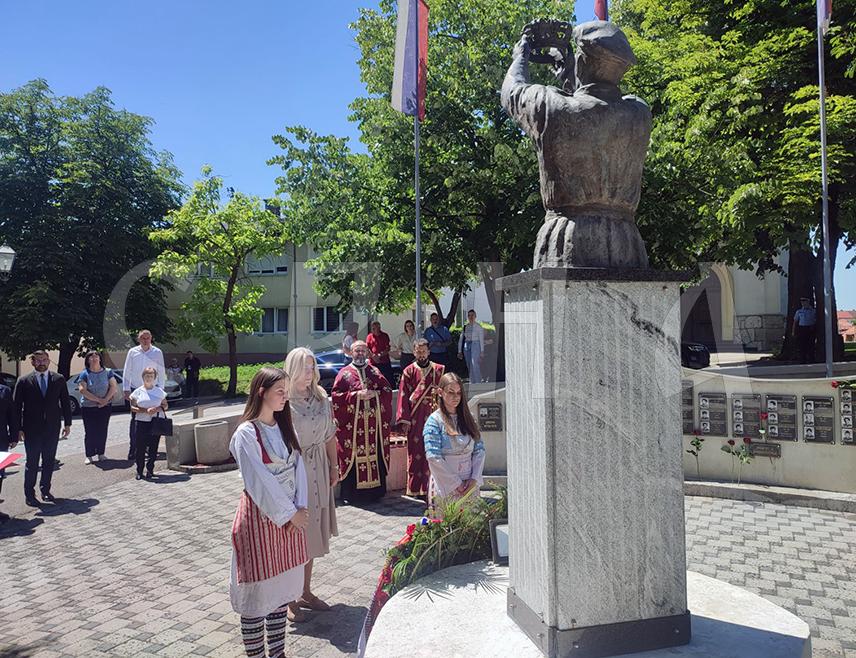 PRNJAVOR, MAY 27 /SRNA/ – A memorial service was held in Prnjavor, in the presence of Serb BiH Presidency member Željka Cvijanović, to pay tribute to the fallen soldiers of the Republika Srpska Army /RSA/ as part of the marking of the Day of the Municipal Organisation of Families of Captured, Killed Soldiers and Missing Civilians.