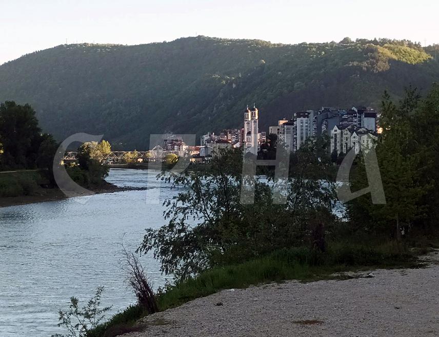 ЗВОРНИК, 27. МАЈА /СРНА/ - Припадници Полицијске управе, Службе цивилне заштите, ватрогасно-спасилачке јединице и ронилачки тимови и даље претражују корито и приобални појас Дрине у близини насеља Брањево у потрази за дјечаком који је нестао у овој ријеци, речено је данас Срни у Полицијској управи Зворник.