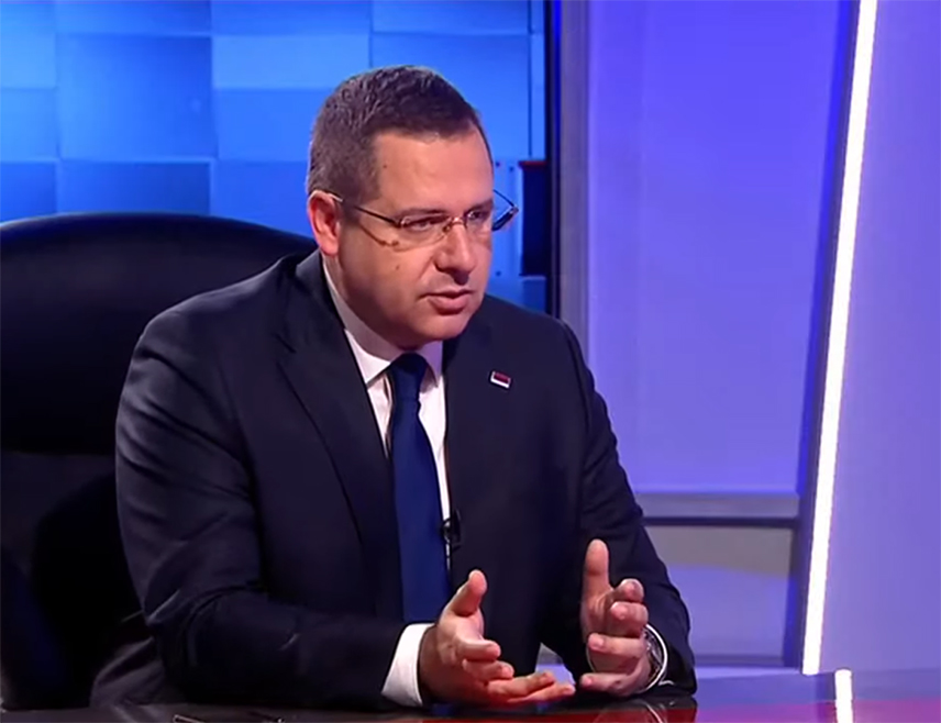 БАЊАЛУКА, 27. МАЈА /СРНА/ - Српски делегат у Дому народа Парламентарне скупштине БиХ Радован Ковачевић рекао је да српски представници у институцијама на нивоу БиХ, па тако и Парламентарној скупштини у првом реду штите интересе Републике Српске, као и и Устав и уставну структуру БиХ, али да проблем представљају захтјеви политичког Сарајева да се ове институције баве темама које нису у њиховој надлежности.