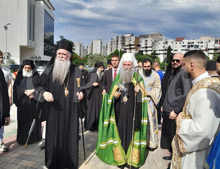 ПОДГОРИЦА, 28. МАЈА /СРНА/ – Велики број вјерног народа, свештенства и монаштва дочекао је јутрос Његову светост патријарха српског Порфирија испред Саборног храма Христовог Васкрсења у Подгорици, након чега је почела Света патријарашка литургија.