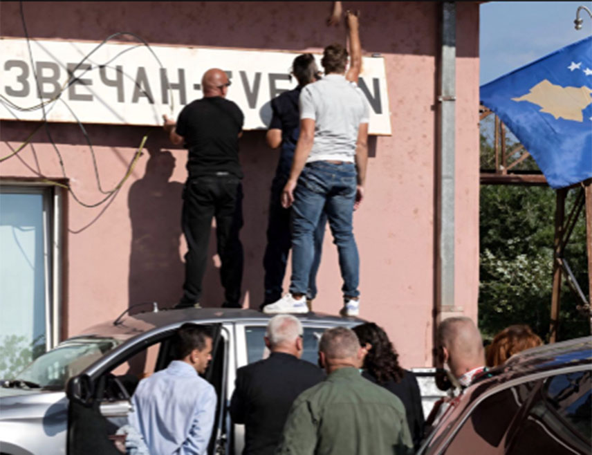 БЕОГРАД, 28. МАЈА /СРНА/ - Привремене приштинске институције преузеле су данас објекат "Железнице Србије" у Звечану, а по упаду је скинут натпис на ћирилици и окачена застава самопроглашеног Косова.
