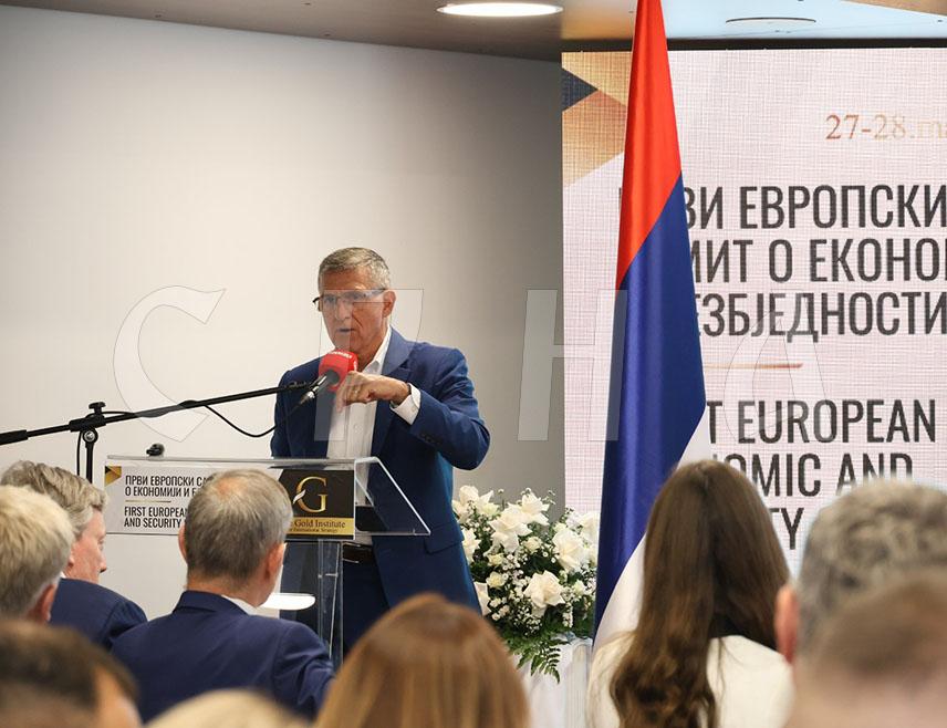 БАЊАЛУКА, 28. МАЈА /СРНА/ - Предсједавајући Голд института, генерал Мајкл Флин изјавио је да је Балкан деценијама осјећао посљедице такозваног циклуса царстава, по којима се након процвата и задовољства појављује апатија, која даље води ка послушности усмјереној ка било коме ко дође у неки регион и говори људима шта да раде.