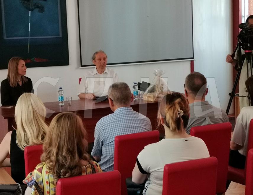 ДОБОЈ, 28. МАЈА /СРНА/ - Срби свој суверенитет, идентитет и културу чувају српским језиком, ћирилицом и Српском православном црквом, који као главни обруч цијели српски народ држе на окупу, изјавио је академик Срето Танасић.