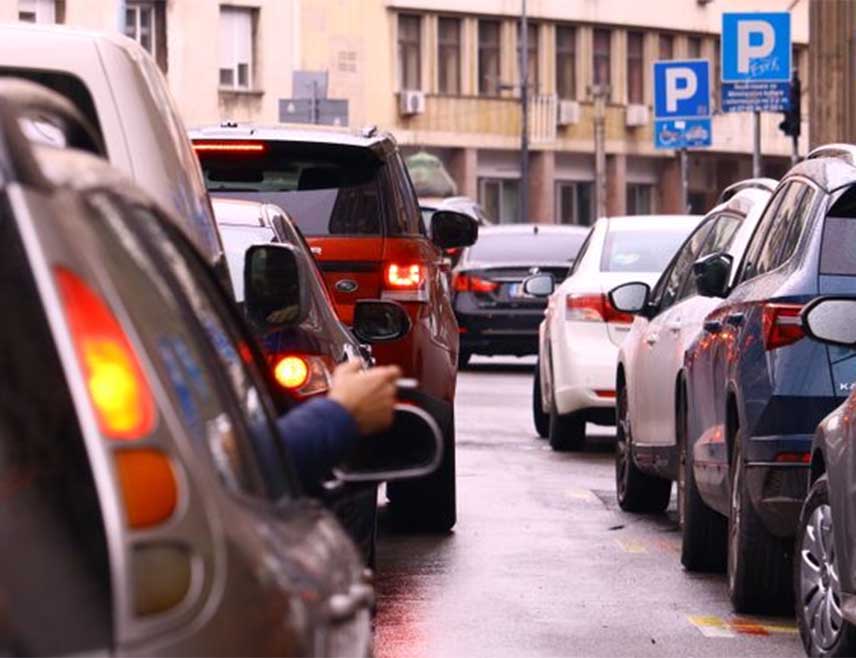 БАЊАЛУКА, 29. МАЈА /СРНА/ - Фреквенција возила јутрос је појачана у градским срединама и на појединим граничним прелазима, али задржавања нису дужа од 30 минута, саопштено је из Ауто-мото савеза /АМС/ Републике Српске.