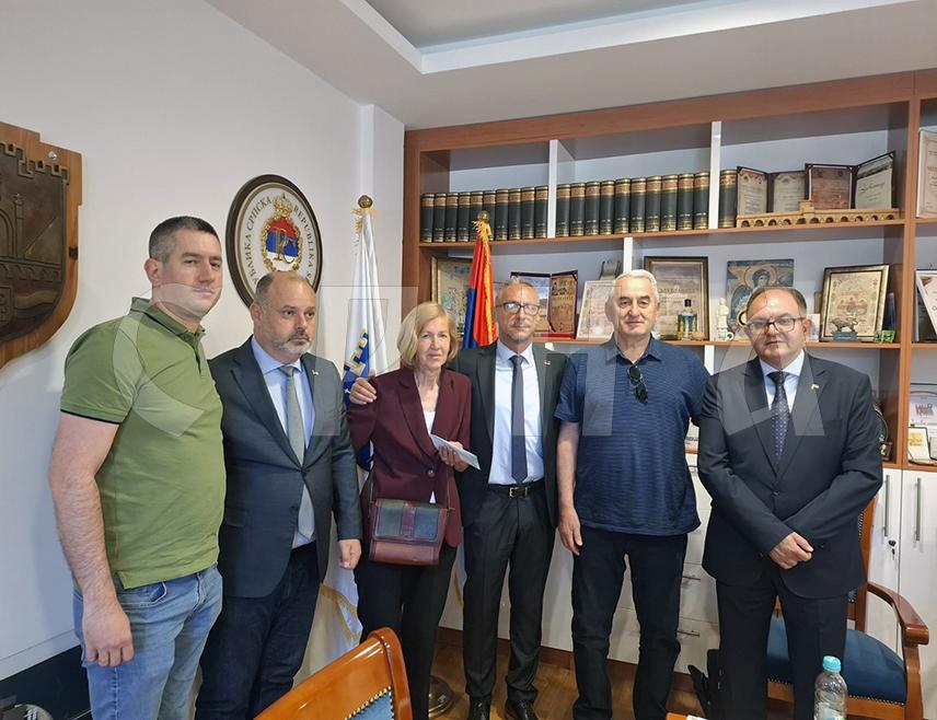 ВИШЕГРАД, 30. МАЈА /СРНА/ - Породицама погинулих бораца у Вишеграду данас су уручени кључени станова у насељу Гарча.
