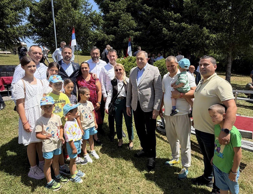 БАЊАЛУКА, 30. МАЈА /СРНА/ - Предсједник СНСД-а Милорад Додик рекао је да ће бити изграђена кућа породици Марић из Јаруга код бањалучког насеља Пискавица која има осморо дјеце и чека још двоје.