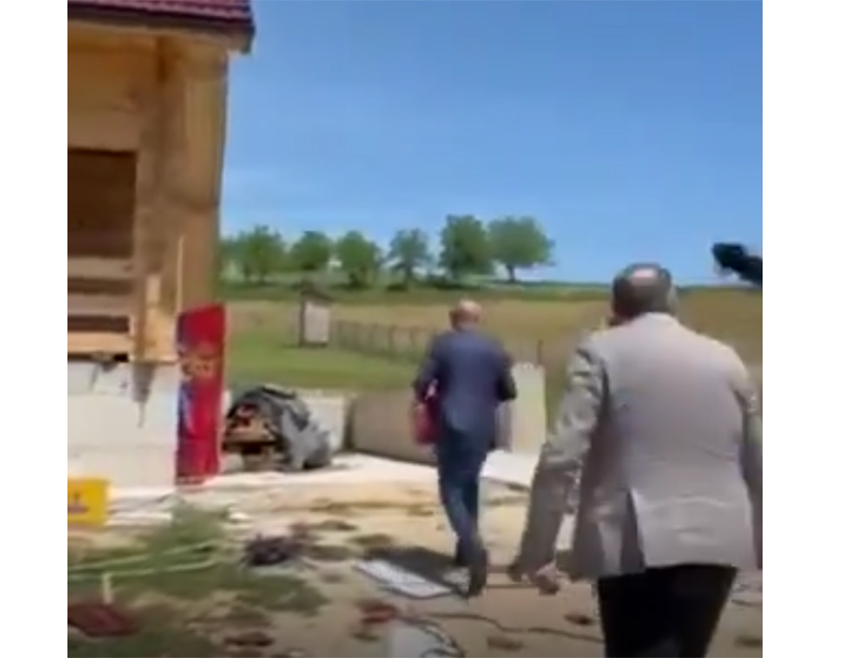 БАЊАЛУКА, 30. МАЈА /СРНА/ - Предсједник СНСД-а Милорад Додик посјетио је данас Раденка Савановића који је након 35 година рада у Њемачкој одлучио да се врати у Јаруге код Пискавице и на свом огњишту изгради дом за себе и своју породицу.