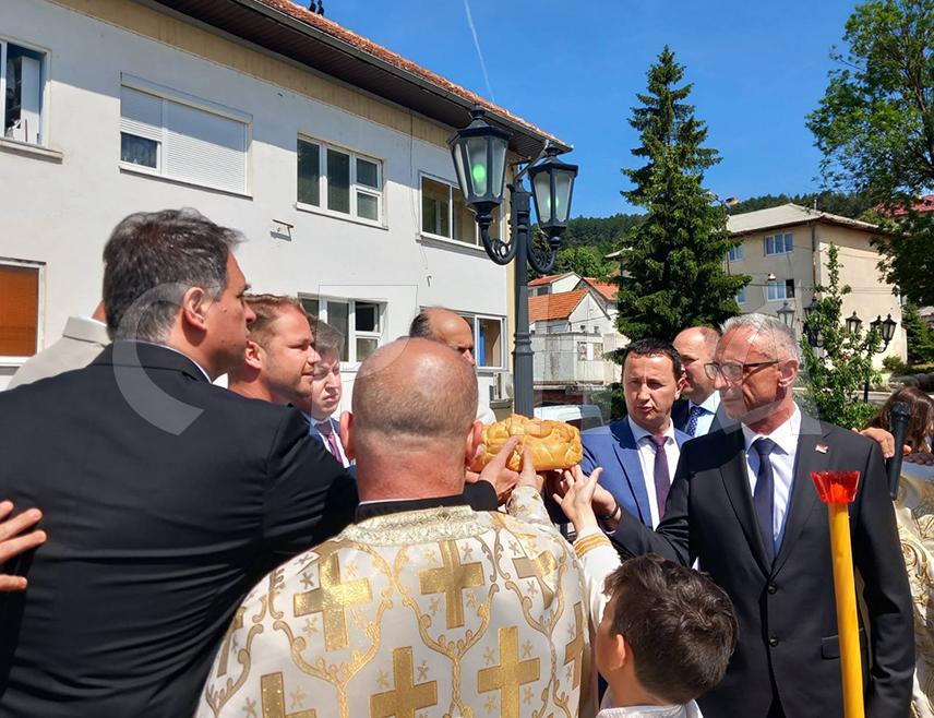 ГАЦКО, 31. МАЈА /СРНА/ - Крсна слава Саборног храма Свете Tројице и општине Гацко, Tројичиндан, данас је свечано обиљежена у овој херцеговачкој општини уз присуство великог броја вјерника, представника институција и јавног живота.