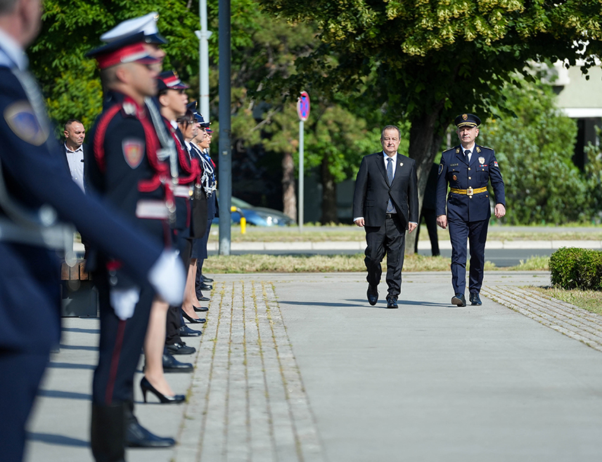 БЕОГРАД, 31. МАЈА /СРНА/ - Министар унутрашњих послова Србије Ивица Дачић рекао је да од закона и државе нико није, нити ће икада бити јачи и да је данашњи дан МУП-а и Полиције подсјетник на хиљаде оних који су дали животе у одбрани земље и народа.