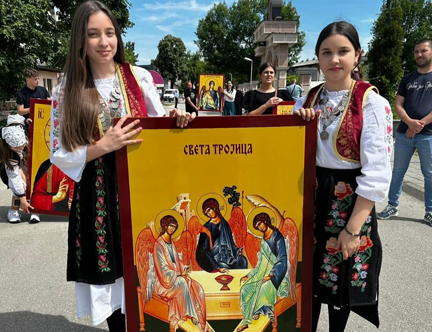 ТЕСЛИЋ, 31. МАЈА /СРНА/ - Спомен-храм Пресвете Тројице у Теслићу прославио је данас храмовну славу, а тим поводом је улицама града прошла литија са великим бројем вјерника.