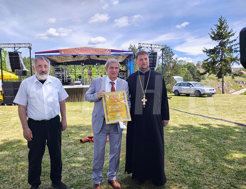 СОКОЛАЦ, 31. МАЈА /СРНА/ - Српском писцу Веселину Џелетовићу из Београда данас је у порти Храма Светог пророка Илије на Сокоцу уручена њижевна награда "Тројчиданско-видовданска повеља" за свеукупно књижевно дјело подарено српском народу.