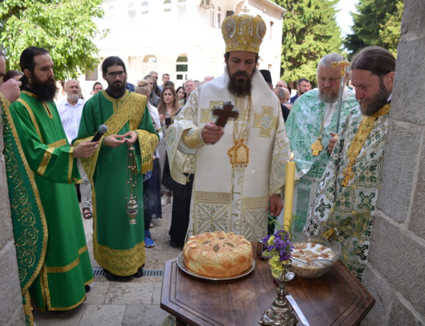 ПОДГОРИЦА, 31. МАЈА /СРНА/ - У острошкој светињи данас су прослављени Духови, храмовна слава цркве у Доњем Острогу гдје је епископ диоклијски Пајсије у бесједи вјерницима поручио да слогу, када недостаје, може да да само Свети Дух.