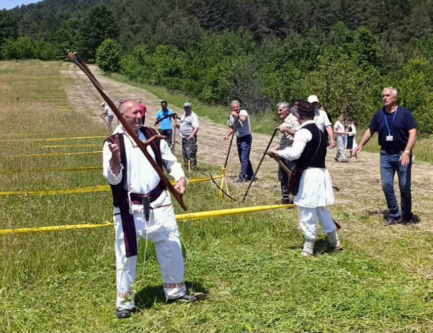 ПЕТРОВО, 31. МАЈА /СРНА/ - Милан Лазаревић из Какмужа код Петрова освојио је прво мјесто на првој "Oзренској косидби", коју је организовало Културно-умјетничко друштво /КУД/ "Какмуж" с циљем очувања традиције, старих заната и обичаја озренског краја.