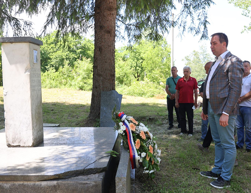 БАЊАЛУКА, 31. МАЈА /СРНА/ - Предсједник СПС-а Горан Селак поручио је данас у Бојишту кодд Санског Моста да Република Српска неће заборавити свој народ који живи у ФБиХ.