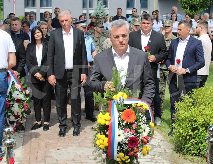 ЛОПАРЕ, 1. ЈУНА /СРНА/ - У љето 1995. године непријатељ је покушао разбијање одбране Републике Српске на више мјеста и свака од тих офанзива је потпуно пропала јер је Војска Републике Српске /ВРС/ показала да је у стању да брани своју земљу, изјавио је данас у Лопарама изасланик предсједника Републике Српске Огњен Тадић.