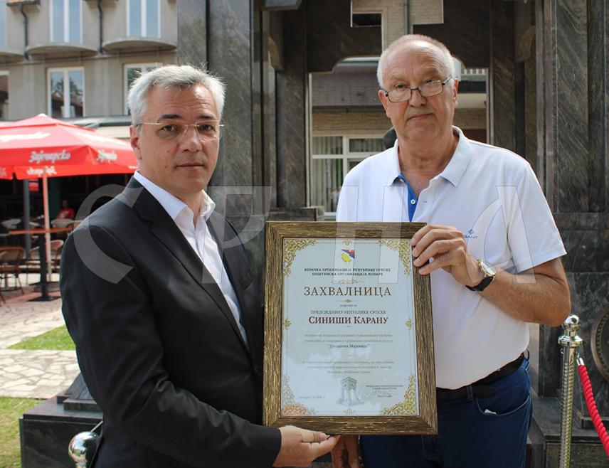 ЛОПАРЕ, 1. ЈУНА /СРНА/ - Борачка организација општине Лопаре додијелила је данас захвалницу предсједнику Републике Српске Синиши Карану за допринос у завршетку изградње Централног спомен-обиљежја погинулим борцима.