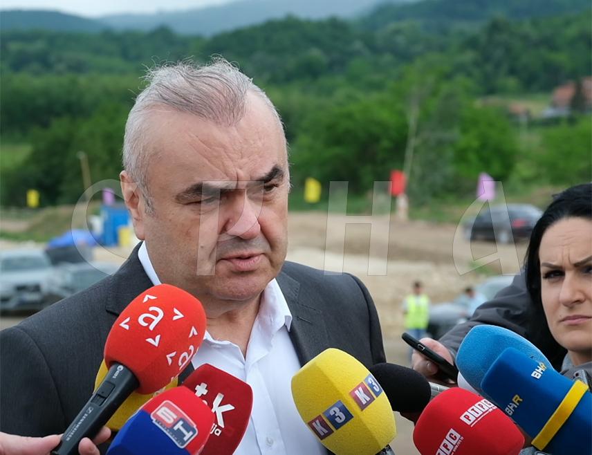 БАЊАЛУКА, 1. ЈУНА /СРНА/ - Министар саобраћаја и веза Републике Српске Зоран Стевановић изјавио је да су остали још незнатни проблеми у вези са експропријацијом земљишта на дионици ауто-пута Бањалука–Приједор, те да очекује да ће они убрзо бити ријешени.