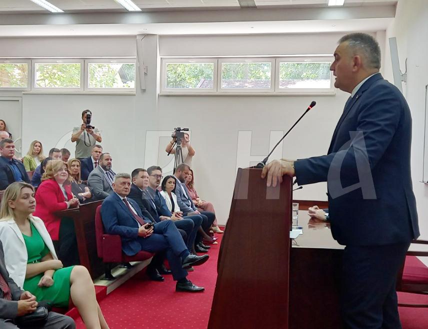 BANJA LUKA, JUNE 2 /SRNA/ - The Prime Minister of the Republika Srpska Savo Minić said that he only expects the new American ambassador to BiH to be realistic and fair.