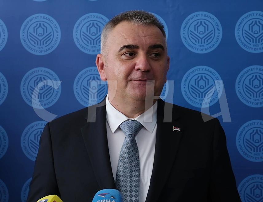 БАЊАЛУКА, 2. ЈУНА /СРНА/ - Предсједник Владе Републике Српске Саво Минић рекао је да су студенти стратешки резервоар Српске, те да је у овом мандату Владе Српске уложено 19 милиона КМ у развој Универзитета у Бањалуци.
