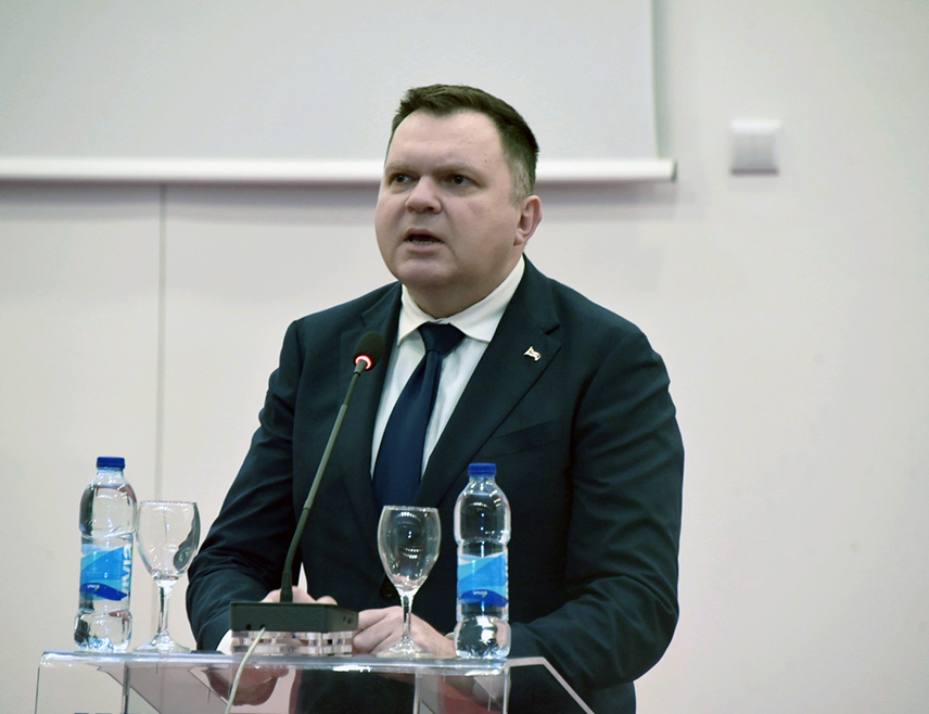 БАЊАЛУКА, 2. ЈУНА /СРНА/ - Министар унутрашњих послова Републике Срспке Жељко Будимир рекао је да Српска модернизује полицију и да су са тим циљем потписани и меморандуми са америчким компанијама.