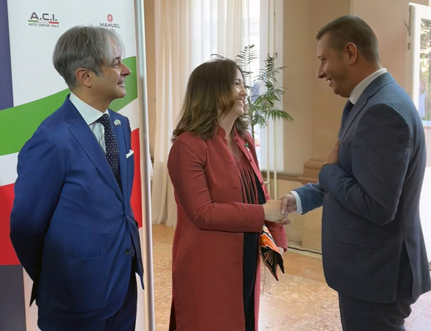 САРАЈЕВО, 2. ЈУНА /СРНА/ - Замјеник министра одбране у Савјету министара Александар Гогановић присуствовао је пријему поводом националног празника Италије и том приликом указао на значај добре сарадње Републике Српске и Италије.