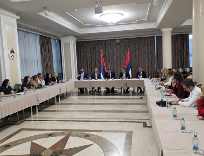 БАЊАЛУКА, 3. ЈУНА /СРНА/ - Предсједник Владе Републике Српске Саво Минић објавио је да је постигнут договор са родитељима-његоватељима.