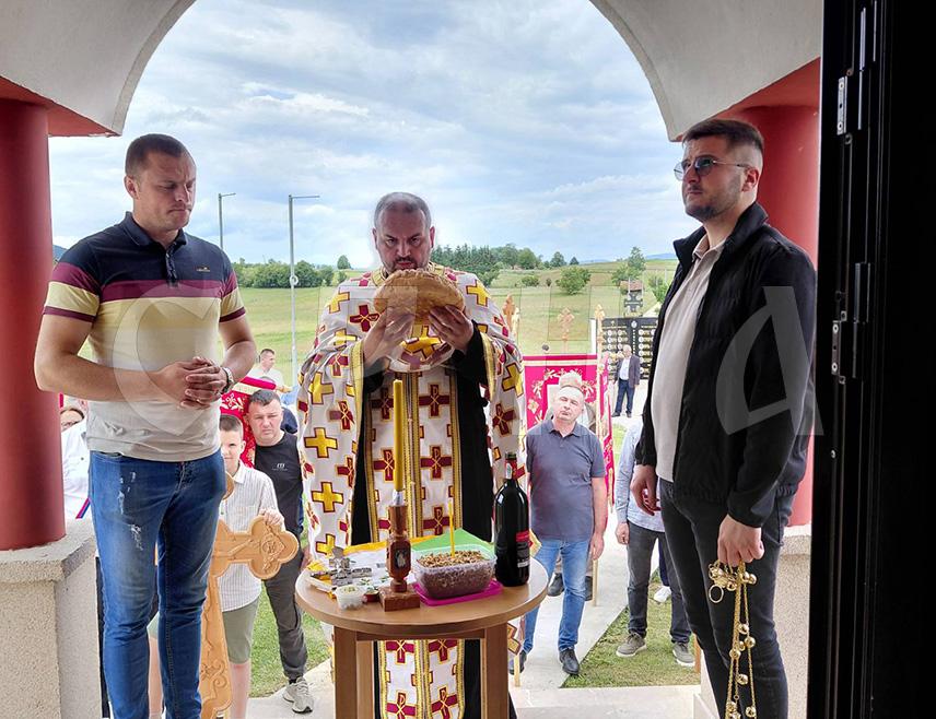 ВЛАСЕНИЦА, 3. ЈУНА /СРНА/ - У Храму Светих цара Константина и царице Јелене у мјесту Трново у Власеници свечано је и молитвено обиљежена храмовна слава.