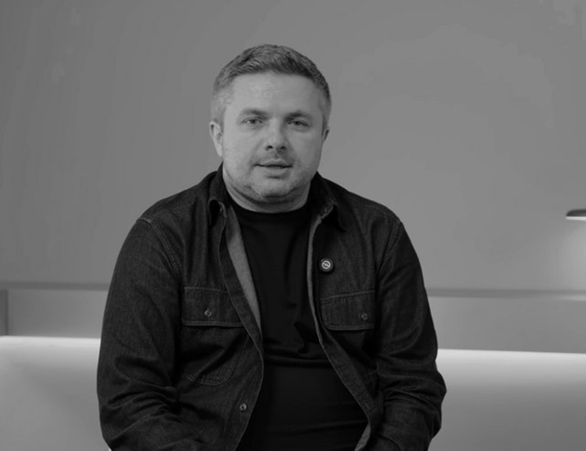 САРАЈЕВО, 3. ЈУНА /СРНА/ - Позвати спортски новинар и кошаркашки коментатор Един Авдић преминуо је данас изненада у Сарајеву у 47. години, објавио је "Спорт клуб".