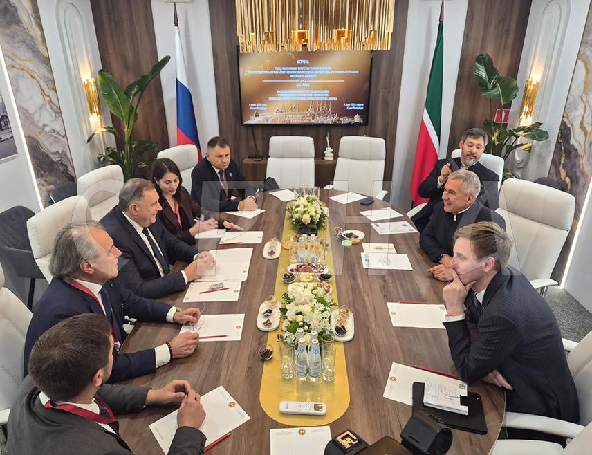ST. PETERSBURG, JUNE 4 /SRNA/ – SNSD Leader Milorad Dodik met today in St. Petersburg with the head of the Republic of Tatarstan, Rustam Minnikhanov, SRNA's correspondent reported.