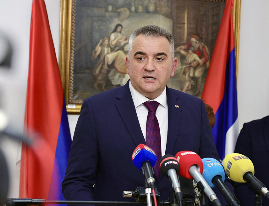 ПАЛЕ, 4. ЈУНА /СРНА/ - Премијер Републике Српске Саво Минић изјавио је да је симптоматично да Влада данас на Палама није имала домаћина и такво понашање начелника општине Дејана Којића оцијенио примитивним.