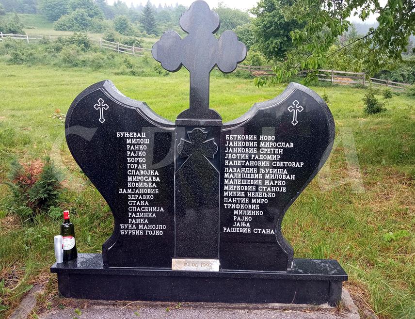 ЧЕМЕРНО, 7. ЈУНА /СРНА/ - У нападу на Чемерно код Илиjаша прије 34 године припадници тадашње територијалне одбране Бреза убили су 30 српских цивила и војника, међу којима је највише било стараца, жена и дјеце, док су село су сравнили са земљом.