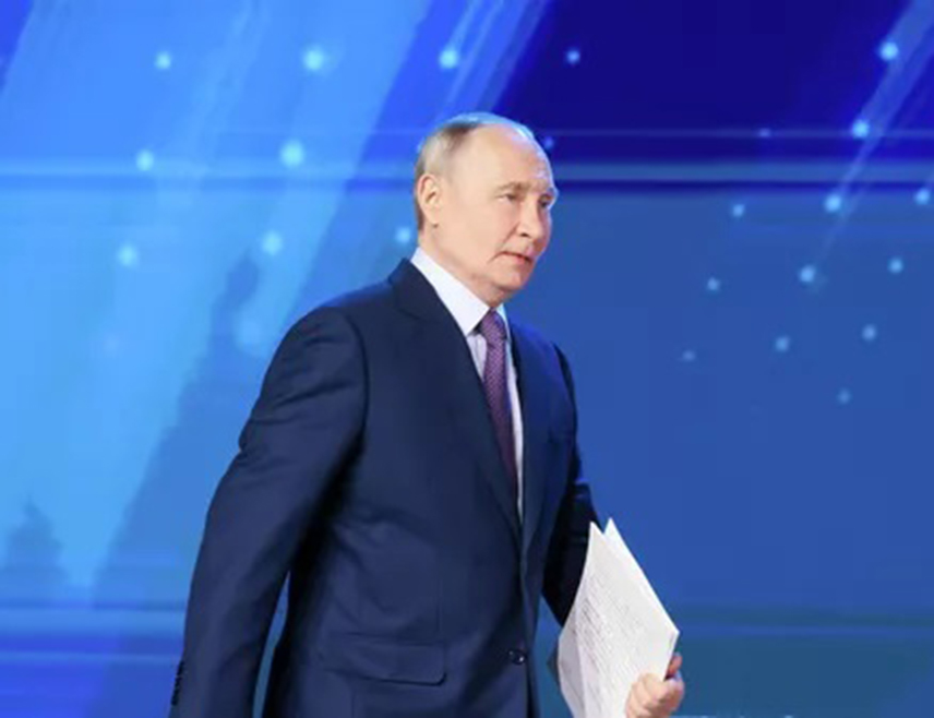 САНКТ ПЕТЕРБУРГ, 5. ЈУНА /СРНА/ - Предсједник Владимир Путин поручио је данас да је Русија отворена за сарадњу са свима који су за то заинтересовани.