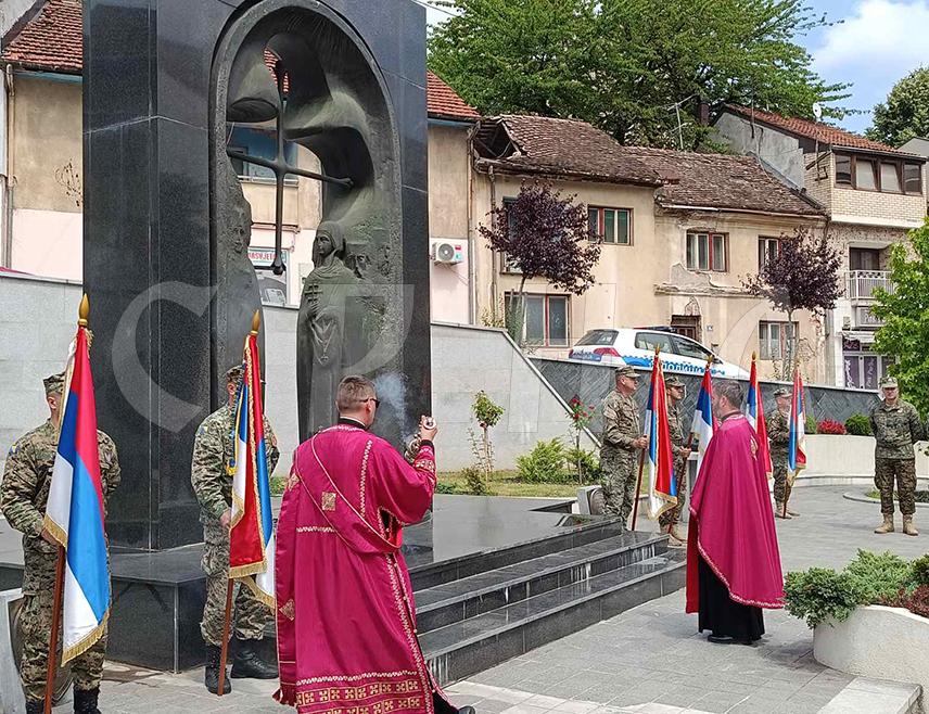 ZVORNIK, JUNE 6 /SRNA/ – Freedom was dearly paid for and should therefore be valued more highly, it was emphasized today in Zvornik, where a memorial service was held and wreaths were laid at a memorial to 1,080 soldiers who fell during the war, marking the 34th anniversary of the formation of the Zvornik Brigade of the Republika Srpska Army.