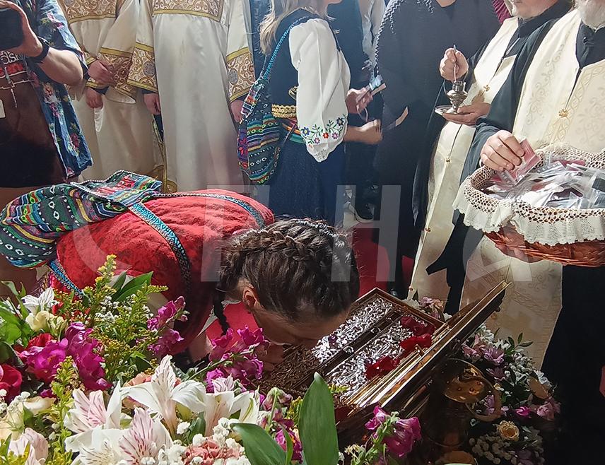 БЕОГРАД, 6. ЈУНА /СРНА/ - Појасу Пресвете Богородице у Храму Светог Саве на Врачару до данас се поклонило 916.825 вјерника, саопштила је Српска православна црква.