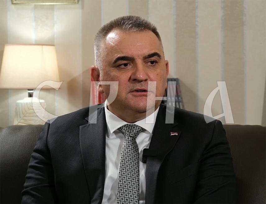 БАЊАЛУКА, 8. ЈУНА /СРНА/ - Премијер Републике Српске Саво Минић изјавио је да има незваничне информације да гранични прелаз на подручју Градишке неће бити затворен након данашњег потписивања уговора између БиХ и Хрватске о прелазима.