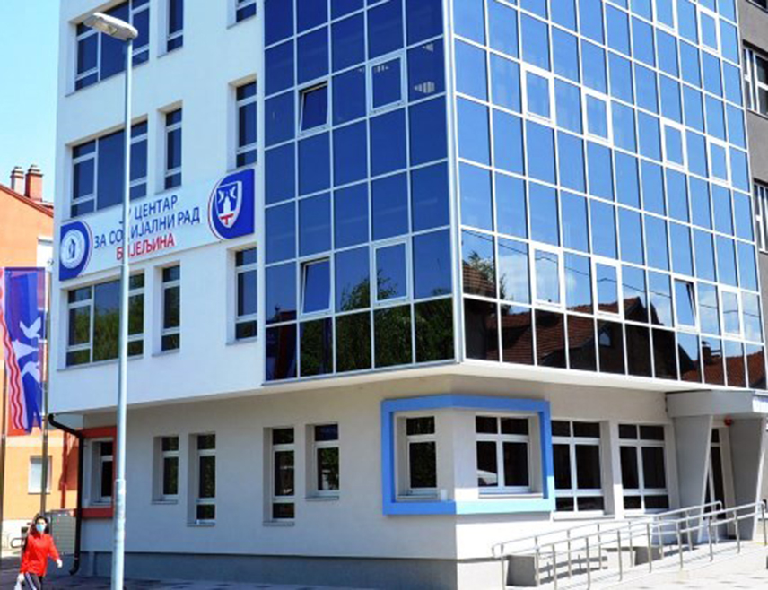БИЈЕЉИНА, 8. ЈУНА /СРНА/ - Међу жртвама насиља у породици у Бијељини у прошлој години било је 37 дјевојчица и 34 дјечака, у највећем броју основношколског узраста, наводи се у извјештају Центра за социјални рад.