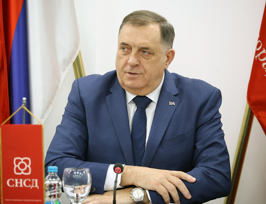 БАЊАЛУКА, 8. ЈУНА /СРНА/ - Предсједник СНСД-а Милорад Додик истакао је да је саслушање новинара Јасенка Тодоровића због вођења телевизијске емисије наставак политичке инквизиције против слободе говора, слободе мишљења, слободе медија и права новинара да раде свој посао и поручио да Срби на наметања и притиске никада неће повити главу.