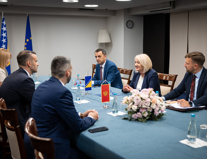 САРАЈЕВО, 8. ЈУНА /СРНА/ - Предсједавајућа Савјета министара Борјана Кришто разговарала је данас у Сарајеву са предсједником Владе Црне Горе Милојком Спајићем о јачању веза у области економије, инфраструктурног повезивања, енергетике, туризма, науке и образовања.