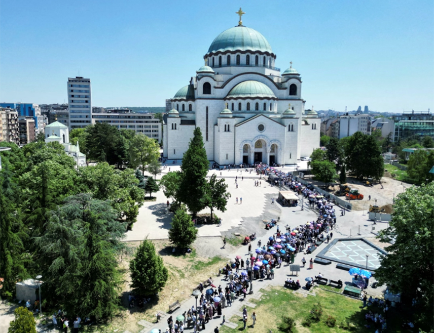 БЕОГРАД, 9. ЈУНА /СРНА/ - Српска православна црква /СПЦ/ саопштила је да сабрање вјерника протеклих дана у Београду пред Часним појасом Пресвете Богородице није некакав пролазни друштвени феномен, већ живо свједочанство српског народа да зна шта је православна вјера у њеном исконском виду, да има дубоку вјеру у Господа Исуса Христа и огромно повјерење у Богородицу.
