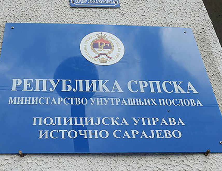 ИСТОЧНО САРАЈЕВО, 10. ЈУНА /СРНА/ - Трновски полицајци ухапсили су мушкарца из федералне општине Трново чији су иницијали Д.Ш. због сумње да је у угоститељском објекту у Трнову пријетио једном лицу употребом оружја и сјекире, саопштено је данас из Полицијске управе Источно Сарајево.